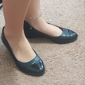 Black pumps